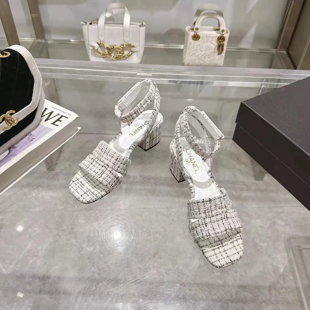 👟👟Ex-factory price 540👟👟 𝐂𝐇𝐀𝐍𝐄𝐋★Xiaoxiang New Spring and Summer Products Counter new sandals, electric embroidery Lingge’s classic elements that will never fade away 💋Showing unique dressing style, too beautiful to say anything, a must-have in summer... Upper: imported sheepskin/knitted fabric Lining: mixed sheepskin Heel height: 5cm Outsole: Italian leather outsole Shoe size: 35-39 (customized items of 40, 41 and 42 are not returnable or exchangeable)